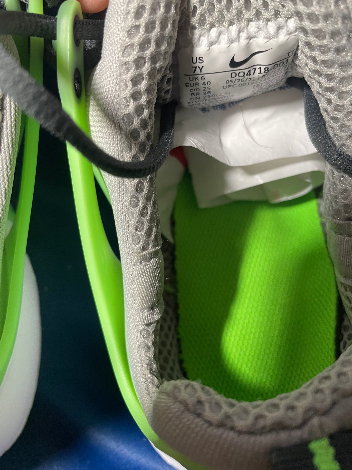 7Y Nike Presto GS 'Light Smoke Grey Green Strike' sneaker ￼( NO BOX!! )