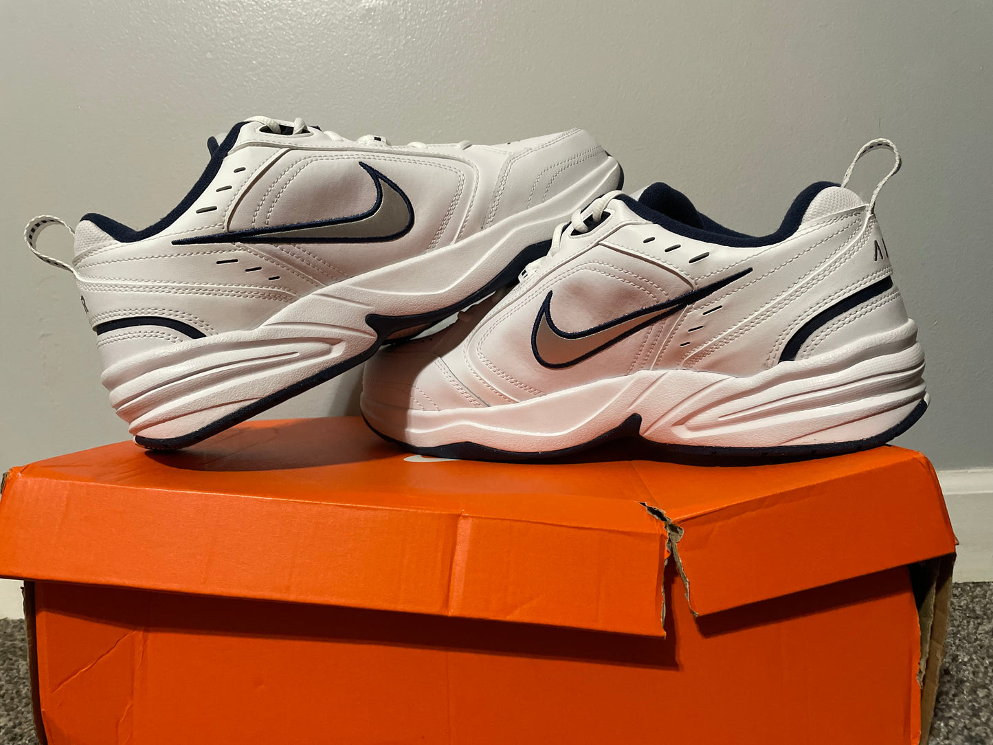 (NEW) Nike Air Monarch IV White Navy 13M small box damage